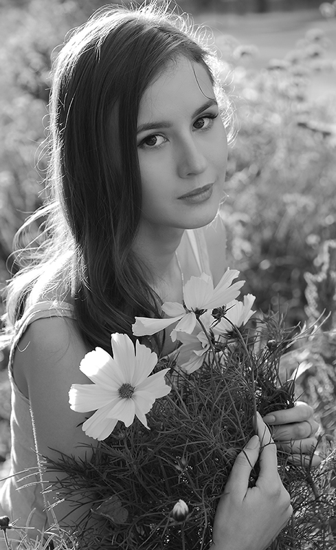 photo "***" tags: portrait, black&white, street, flowers, girl, summer, контровой свет, юность