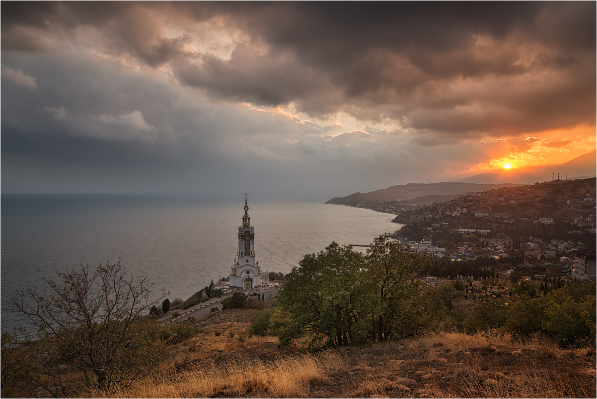 photo "***" tags: landscape, architecture, travel, Crimea, Russia, autumn, clouds, sea, sky, sunset, temple, Набережная, церковь