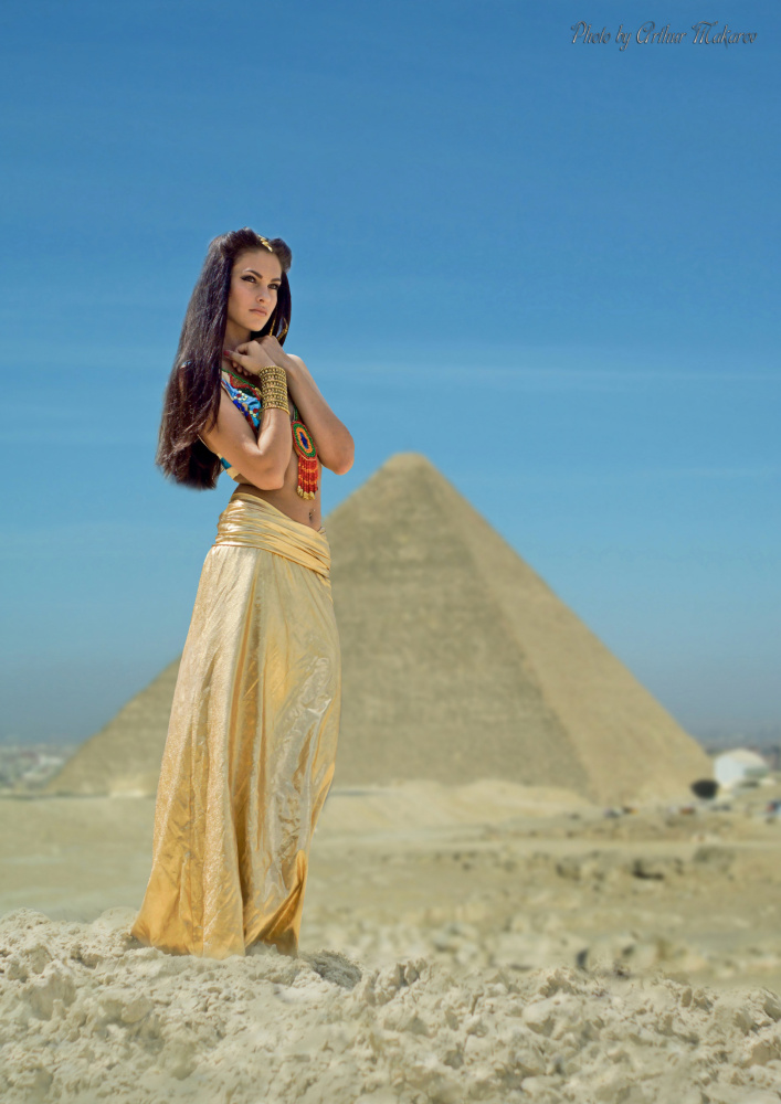 photo "Женский портрет на фоне Египетской пирамиды" tags: portrait, travel, montage, египет, пирамида, царица