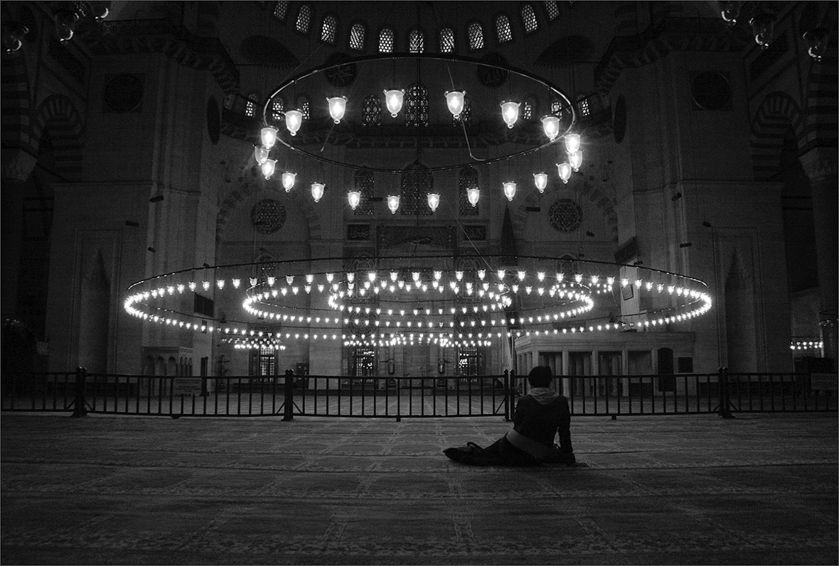 photo "In the Mosque" tags: architecture, genre, black&white, 