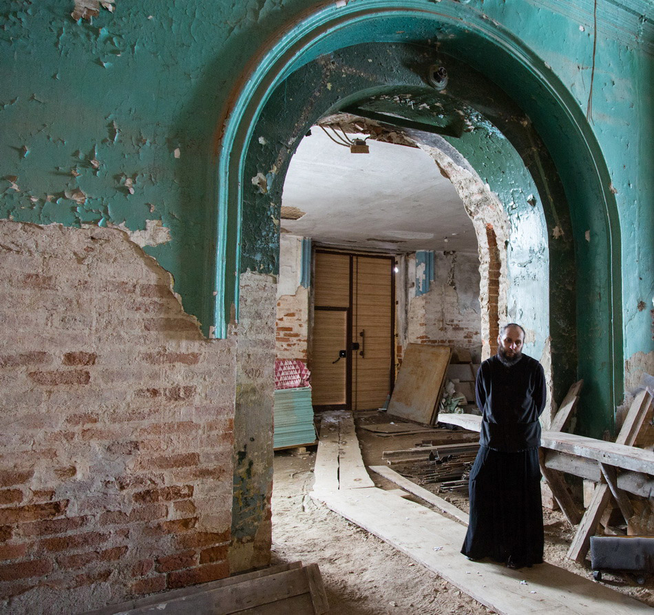 фото "Отец Сергий" метки: репортаж, архитектура, интерьер, разруха, священник, церковные стены