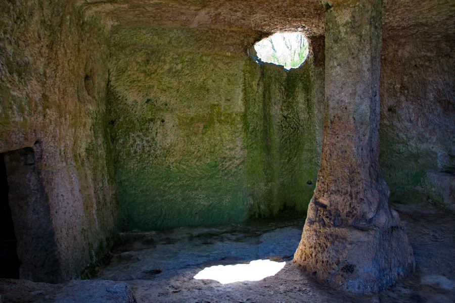 photo "Cellar" tags: travel, Crimea, light, Чуфут-Кале