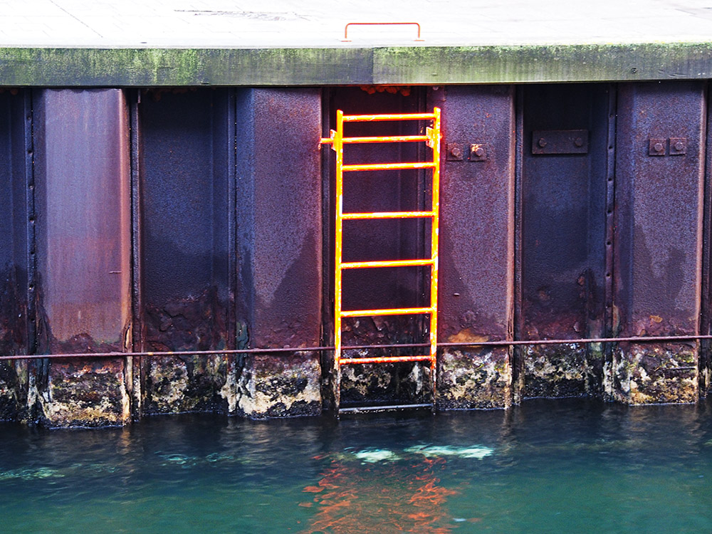 photo "The Yellow Ladder" tags: architecture, city, reporting, 