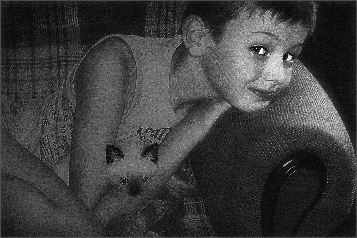 photo "***" tags: portrait, black&white, boy, kitten, диван