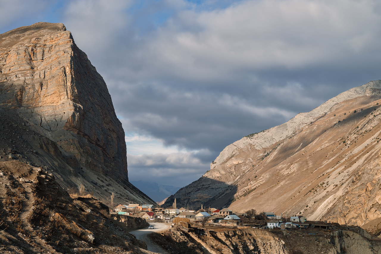 фото "Под тенью величия..." метки: , Кабардино-Балкария, Кавказ, Чегемское ущелье, Эльтюбю