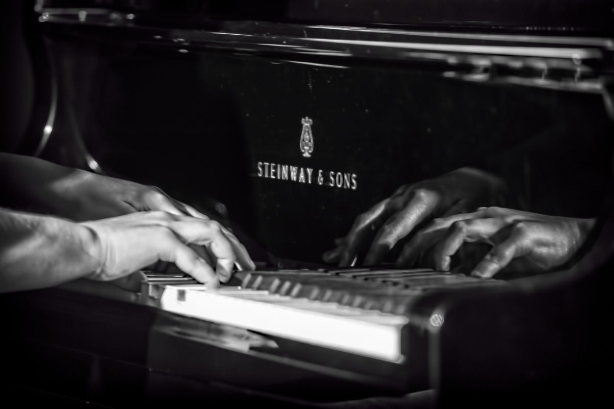 photo "A musical moment" tags: black&white, genre, 