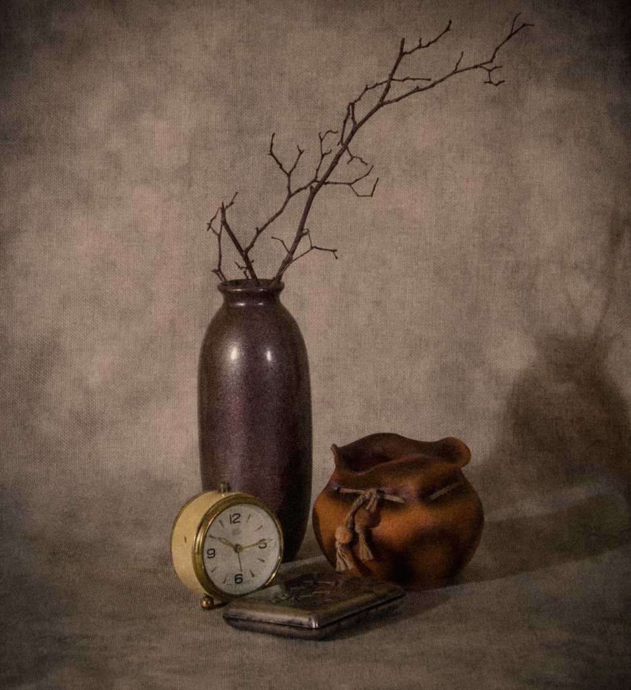 photo "***" tags: still life, ваза, ветка, портсигар, часы