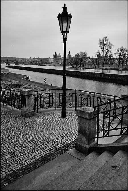 photo "Фонарь на Кампe" tags: black&white, city, Prag, Prague, Praha