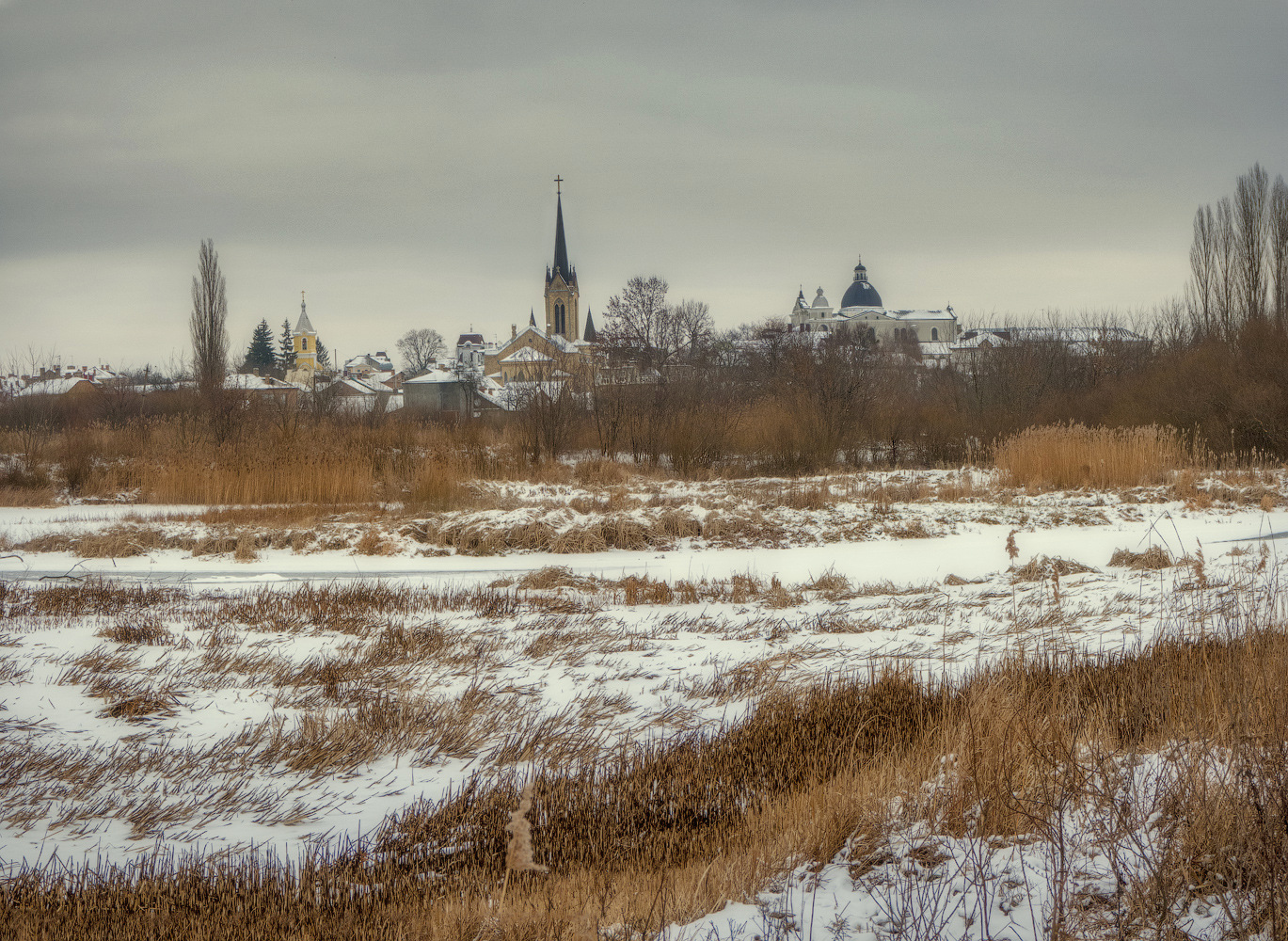 photo "***" tags: landscape, city, panoramic, evening, river, snow, winter, Луцк, заливной луг, старый, тучи