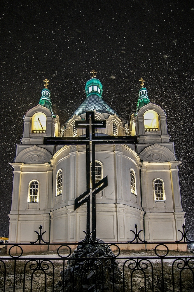 photo "***" tags: city, Sony-a580, Tokina 11-16, curier, evening, sky, snow, winter, Европа-Азия, Нижний Тагил, метель, мороз, церковь