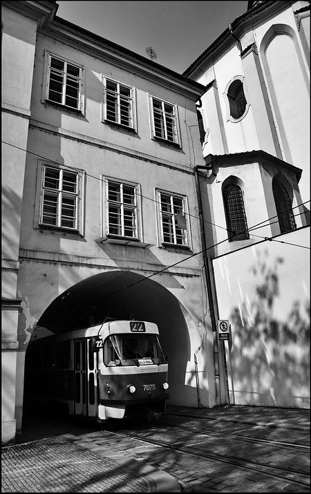 photo "Дом и трамвай" tags: black&white, Prag, Prague, Praha