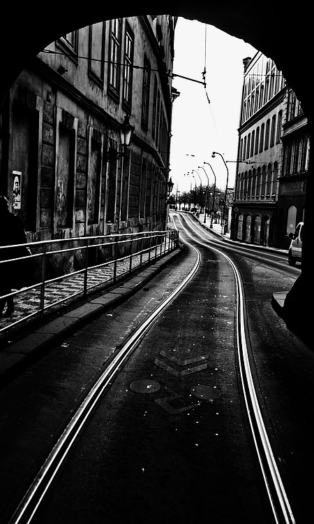 photo "Проход и трамвайные пути" tags: black&white, Prag, Prague, Praha