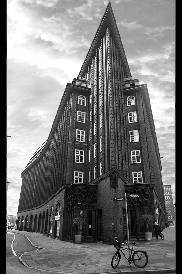 photo "Chilehaus" tags: architecture, genre, street, 