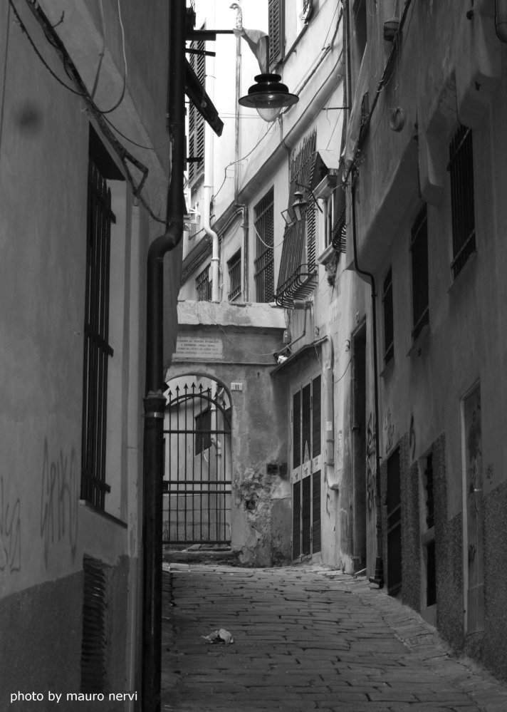 photo "alley" tags: black&white, 