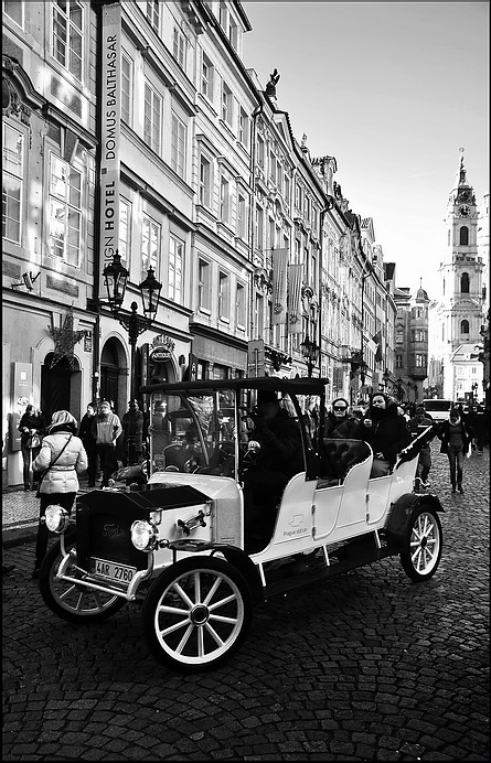photo "Старый автомобиль" tags: black&white, Prag, Prague, Praha