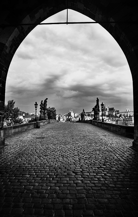 photo "Mост и ворота" tags: black&white, city, Prag, Prague, Praha