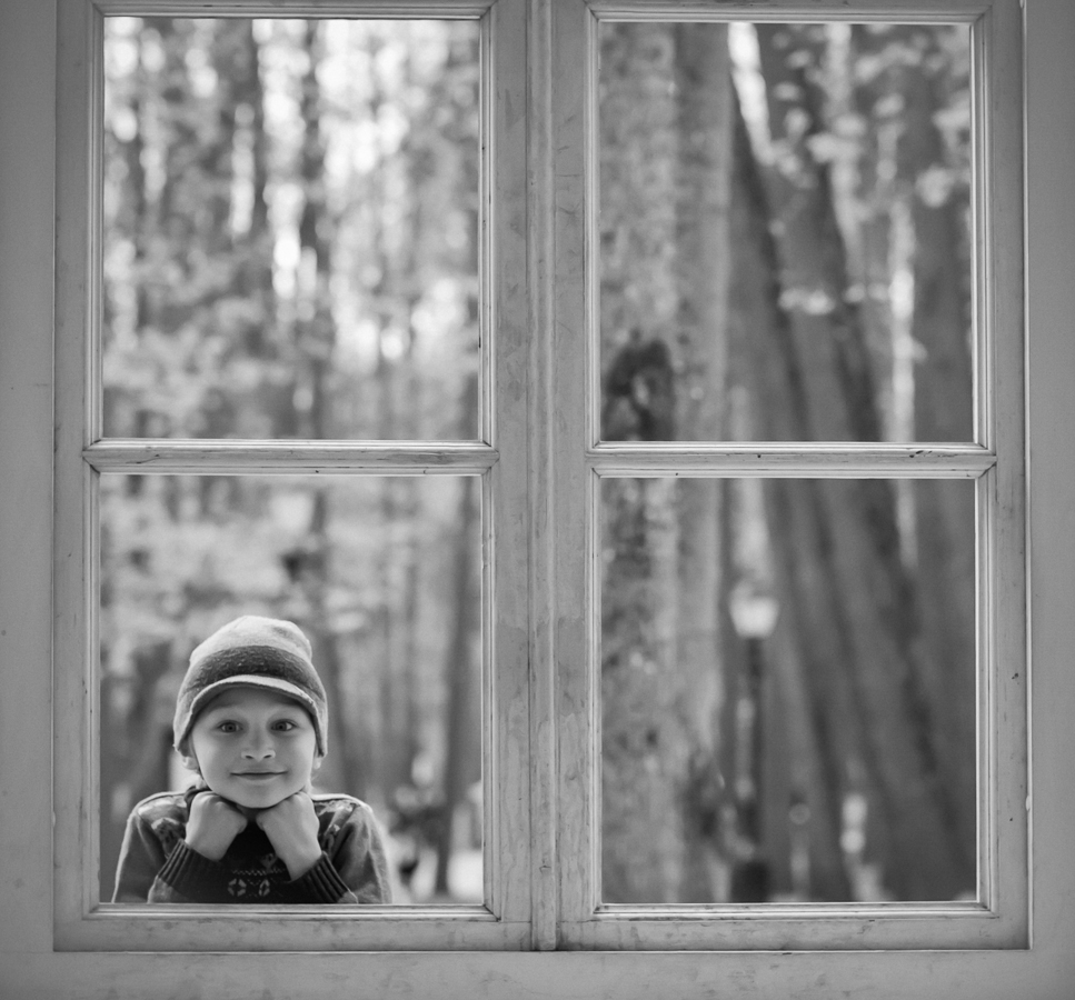 фото "Мальчик в окне" метки: черно-белые, 