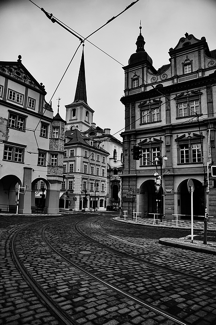 photo "Башня и дома" tags: architecture, black&white, Prag, Prague, Praha