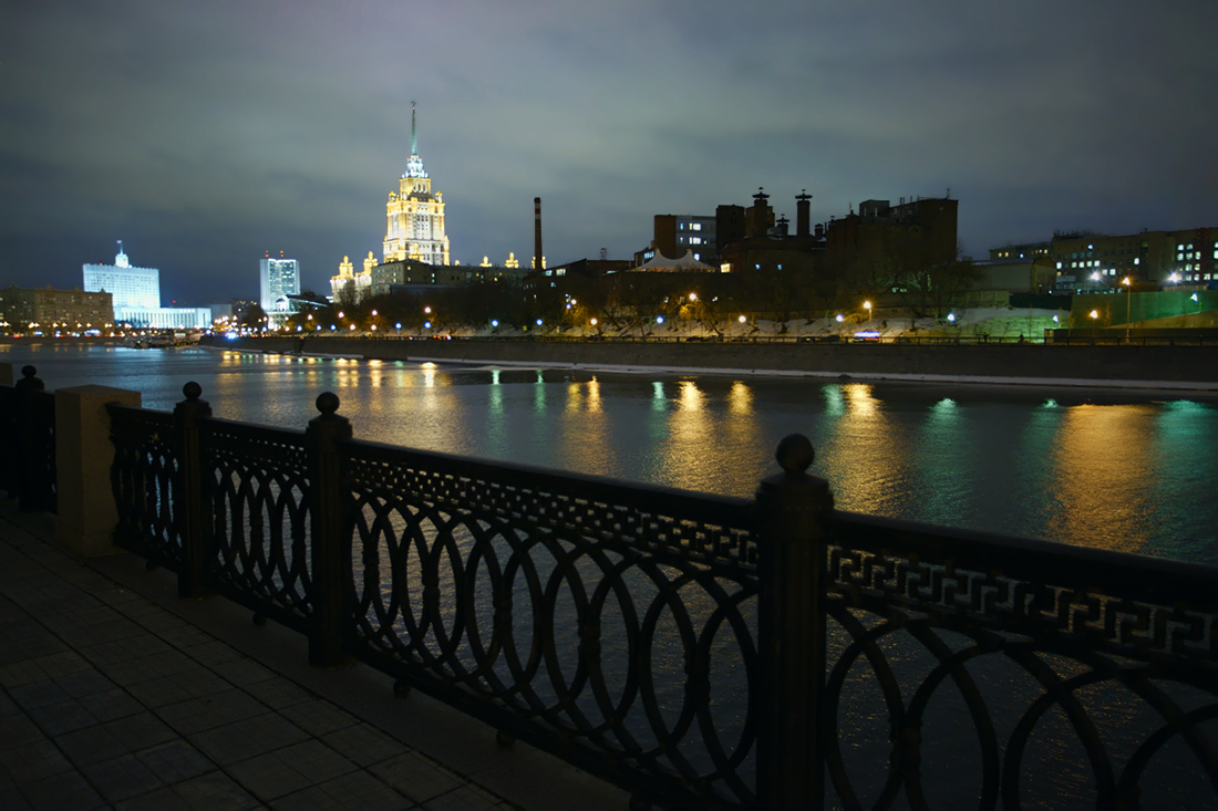 photo "***" tags: city, architecture, landscape, Moscow, Russia, night, winter, гостиница 