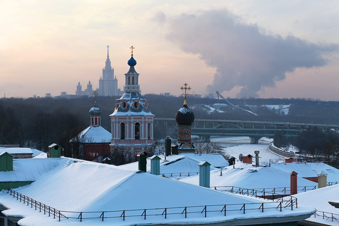 photo "***" tags: landscape, architecture, city, Moscow, Russia, snow, winter, МГУ, крыши, монастырь