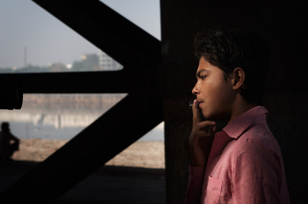 photo "Under the bridge" tags: portrait, travel, street, Asia, bridge, Ахмадабад, бедность, индия, курение, сигарета