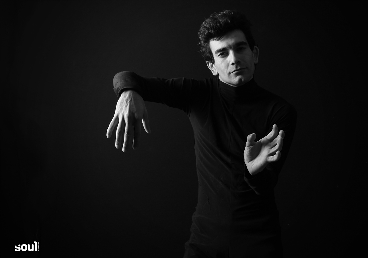 photo "dancer" tags: black&white, portrait, B/w, dancer, hands