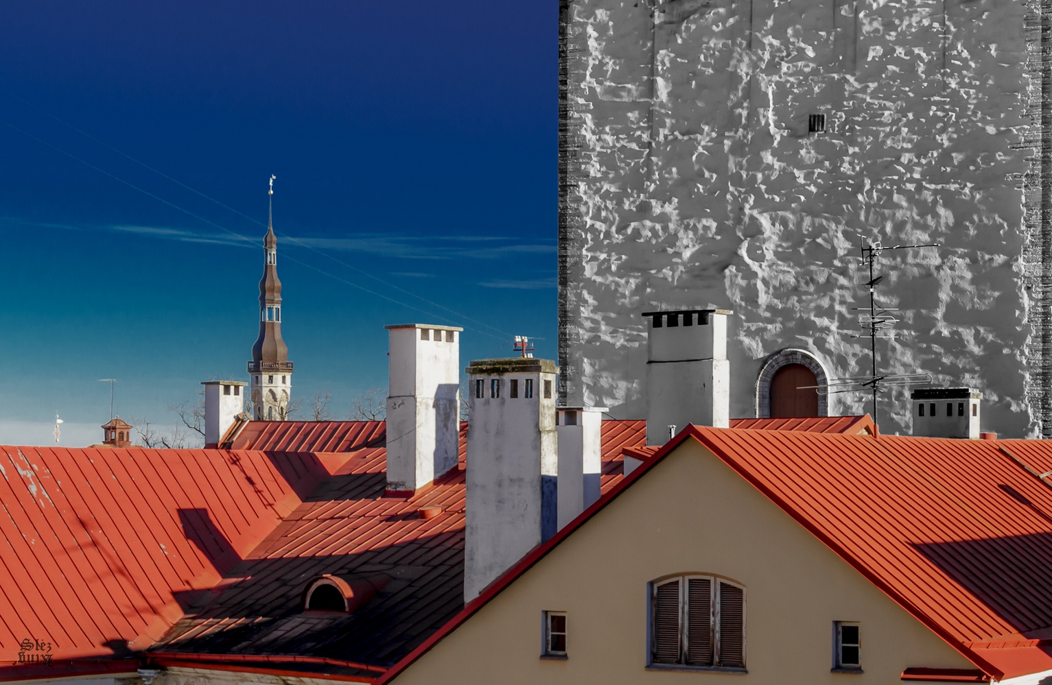photo "Визуальная Геометрия" tags: architecture, panoramic, fragment, Church, Estonia, Europe, February, Old Town, Rigor, Tallinn, ancient, angle, architecture, blue, buildings, cathedral, chimney, cityscape, colors, contrast, cultures, dark blue, descriptive, domination, exterior, facade, famous, front, gable, geometry, gothic, history, house, light, medieval, morning, outdoors, polarization, red, restore, roof, shade, shadow, sky, spire, spring, sun, sunlight, tourists, tower, travel, wall, white