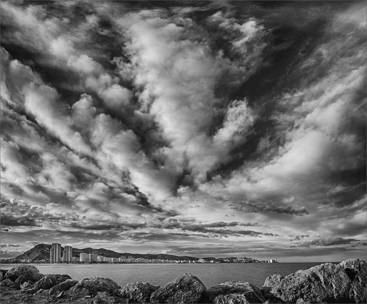 photo "Metamorfosis 22" tags: landscape, black&white, city, Europe, clouds, sea, water