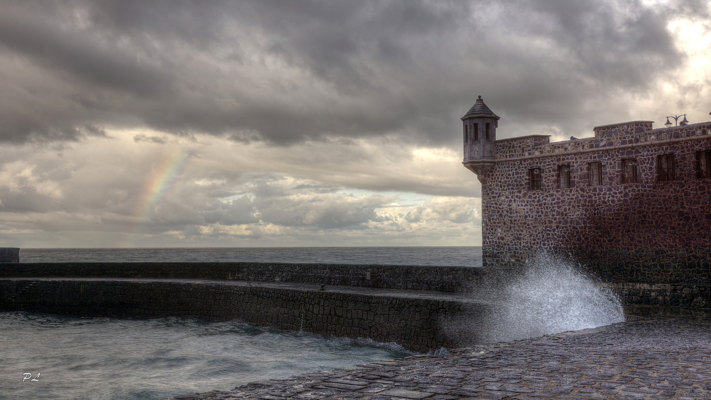 photo "радуга" tags: landscape, travel, ocean, rainbow, крепость, тучи