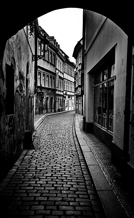 photo "Проезд и улочка" tags: black&white, Prag, Prague, Praha