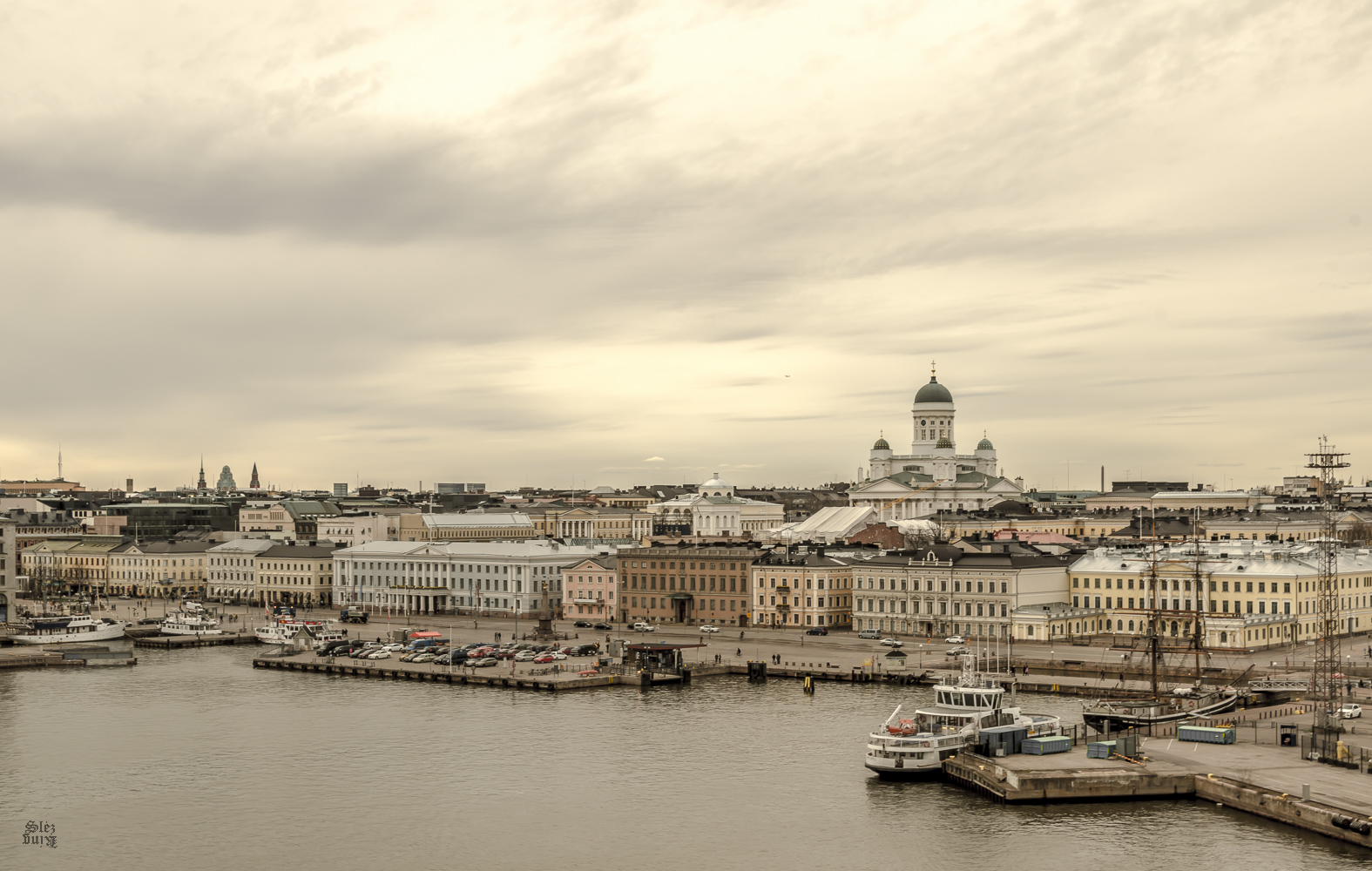 photo "The gentle charm of Helsinki" tags: landscape, architecture, panoramic, Baltic sea, Gulf of Finland, Helsingfors hamn, Helsingin satama, baltic, calm, chimneys, clouds, desolate, evening, fog, free space, gentleness, haze, island, light, pier, quiet, roof, sea, silence, spring, sunrise, sunset, tenderness, vacant space, void, windows