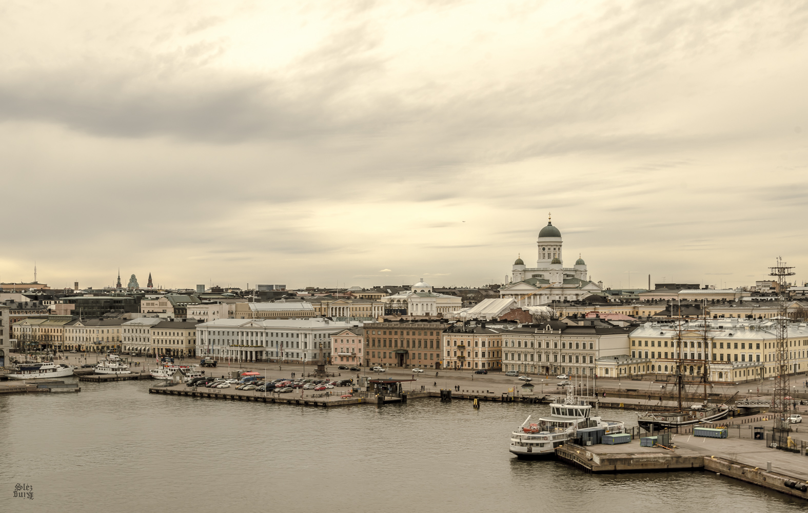 фото "The gentle charm of Helsinki" метки: пейзаж, архитектура, панорама, Baltic sea, Gulf of Finland, Helsingfors hamn, Helsingin satama, baltic, calm, chimneys, desolate, evening, fog, free space, gentleness, haze, island, light, pier, quiet, roof, sea, silence, spring, tenderness, vacant space, void, windows, закат, облака, рассвет