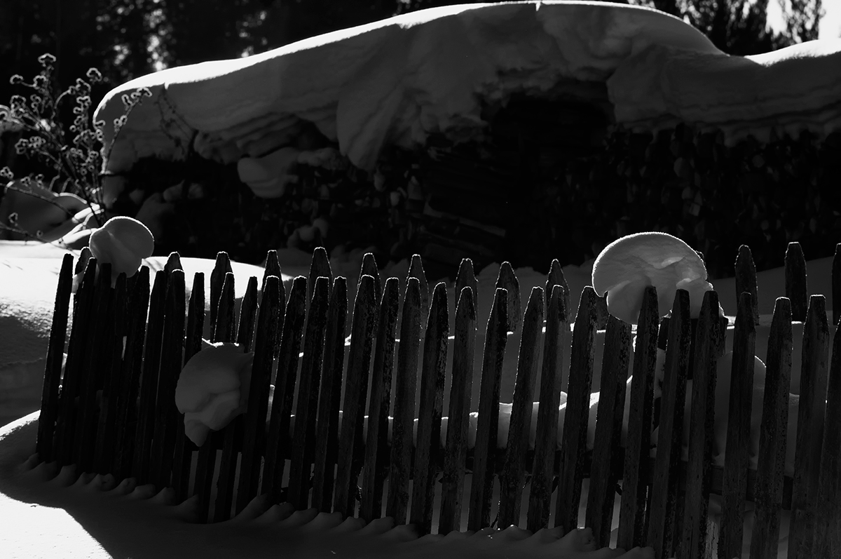 фото "***" метки: пейзаж, Sony-a580, curier, minolta 70-210, Висим, Свердловская область, день, дрова, забор, зима, мороз, снег, солнце