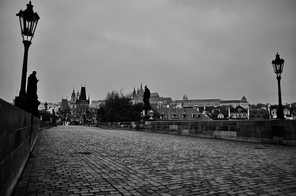 photo "Чем придут толпы" tags: black&white, Prag, Prague, Praha