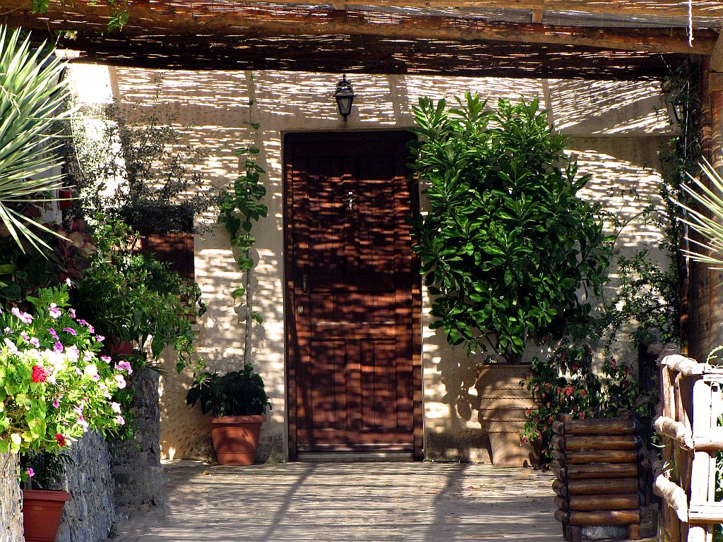 photo "Crete. Greek patio" tags: landscape, travel, summer, sun, Греция Крит