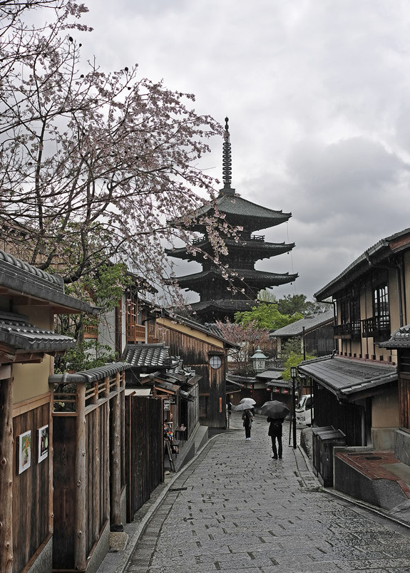 photo "Rain in Kyoto" tags: city, travel, 