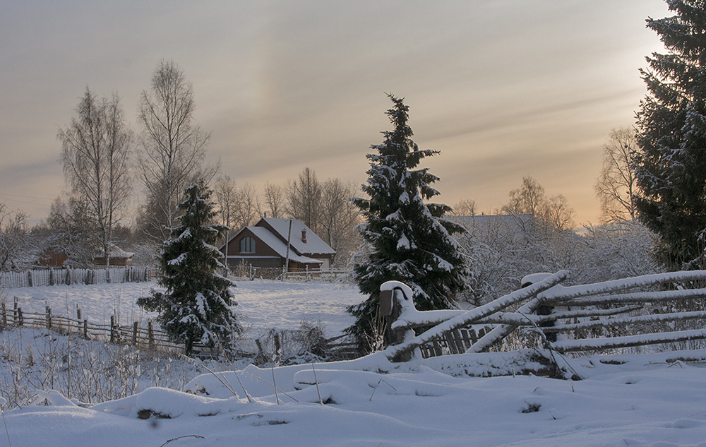 photo "***" tags: landscape, snow, winter, гало, деревня, дом, зарисовка