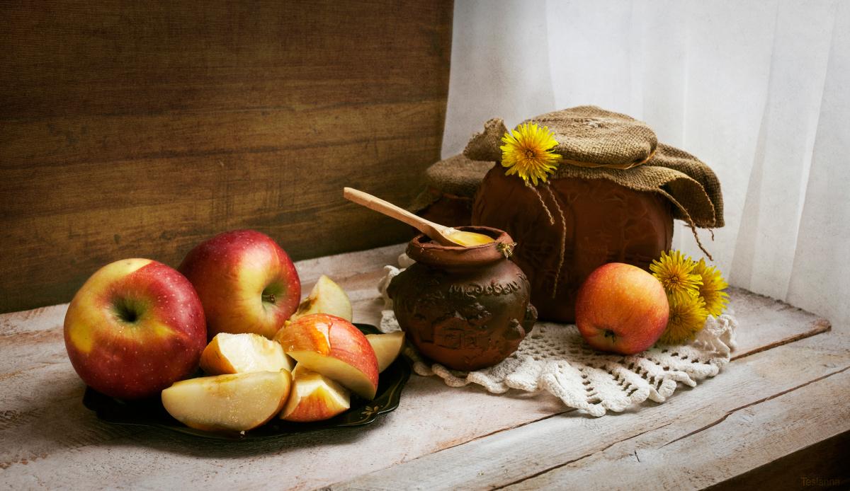 фото "Медовый" метки: натюрморт, горшки, доски, мёд, пчела, яблоки