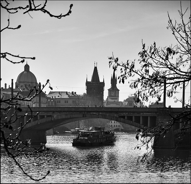 photo "Башни, мост и пароход" tags: black&white, Prag, Prague, Praha