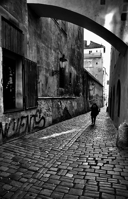 photo "Поставы и улица" tags: black&white, Prag, Prague, Praha