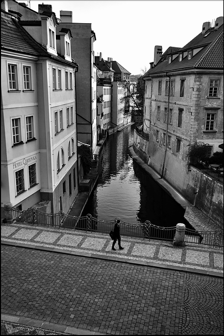 photo "Утренняя Чертовка и пешеход" tags: black&white, Prag, Prague, Praha