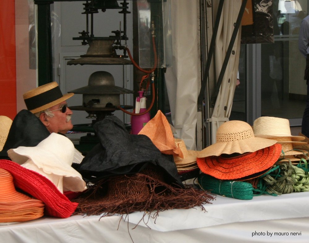 фото "market: the seller of hats" метки: стрит-фото, 