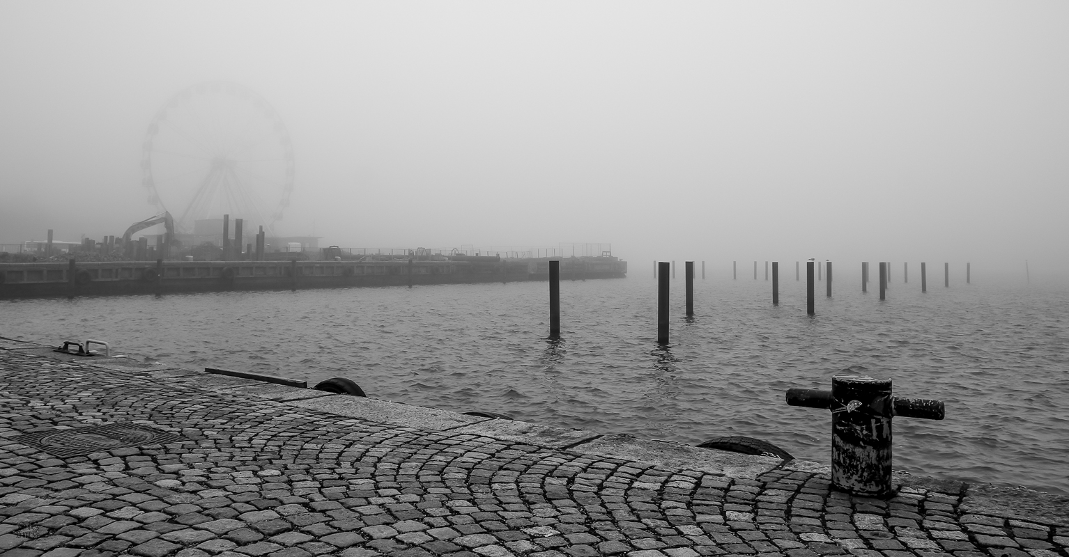 фото "Длинный гудок в тумане" метки: пейзаж, путешествия, черно-белые, Finland, Helsingfors, baltic, fog, free space, hamn, light, sea, silence, залив