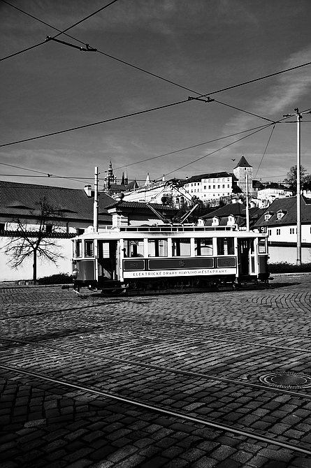 photo "Пражский Град и историческая трамвай" tags: architecture, black&white, Prag, Prague, Praha