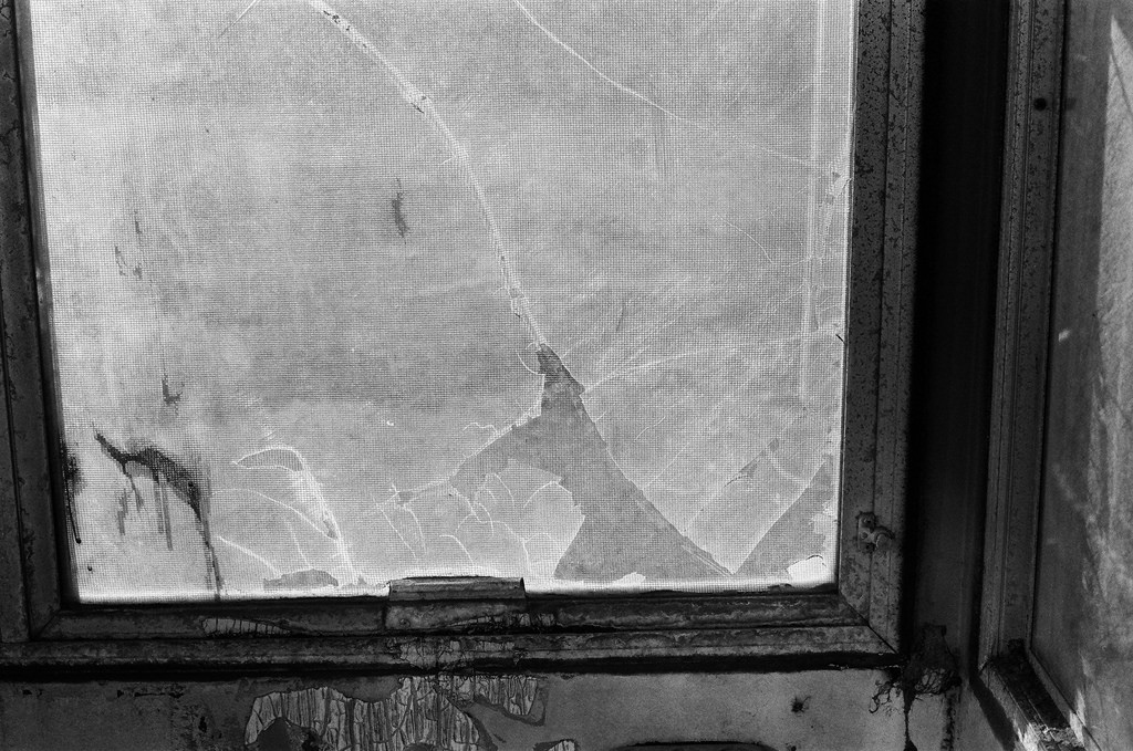 photo "trace" tags: abstract, black&white, 35mm, Pentax, ZX-5N, plastic, window