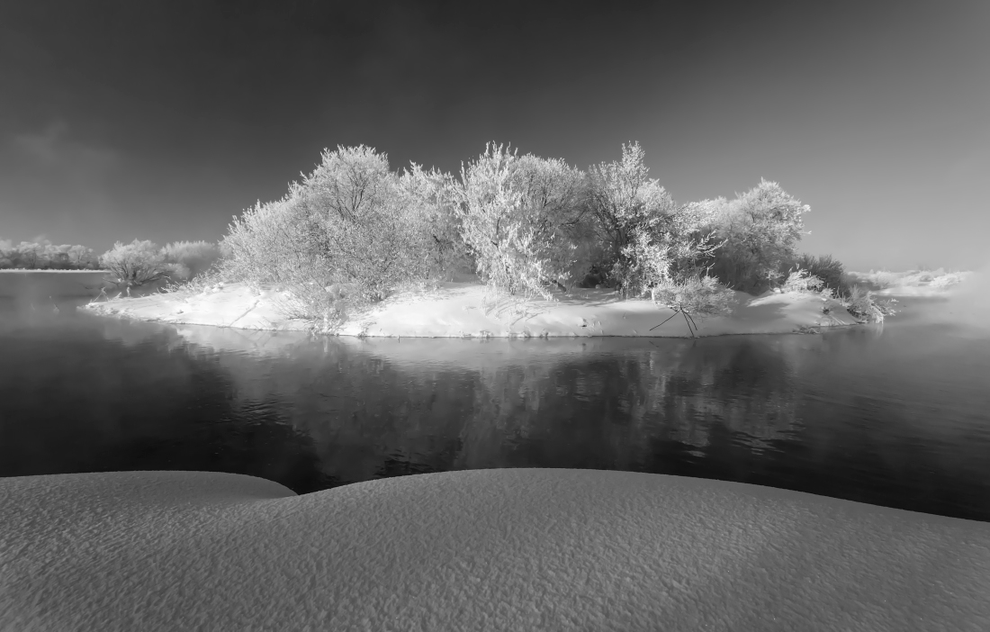 фото "Морозный островок" метки: пейзаж, черно-белые, Речка, зима, лес, мороз, остров, снег, сугробы