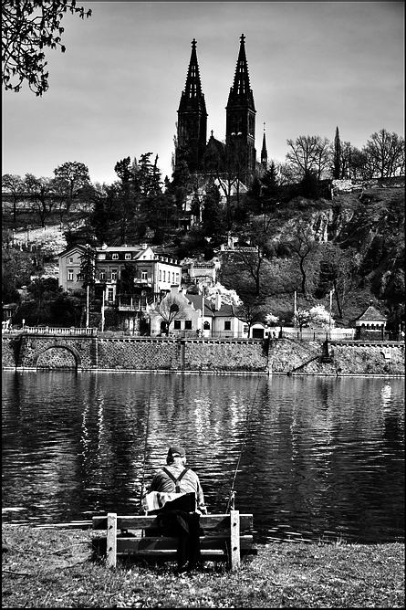 photo "Вышеград, Влтава и рыбак" tags: black&white, Prag, Prague, Praha