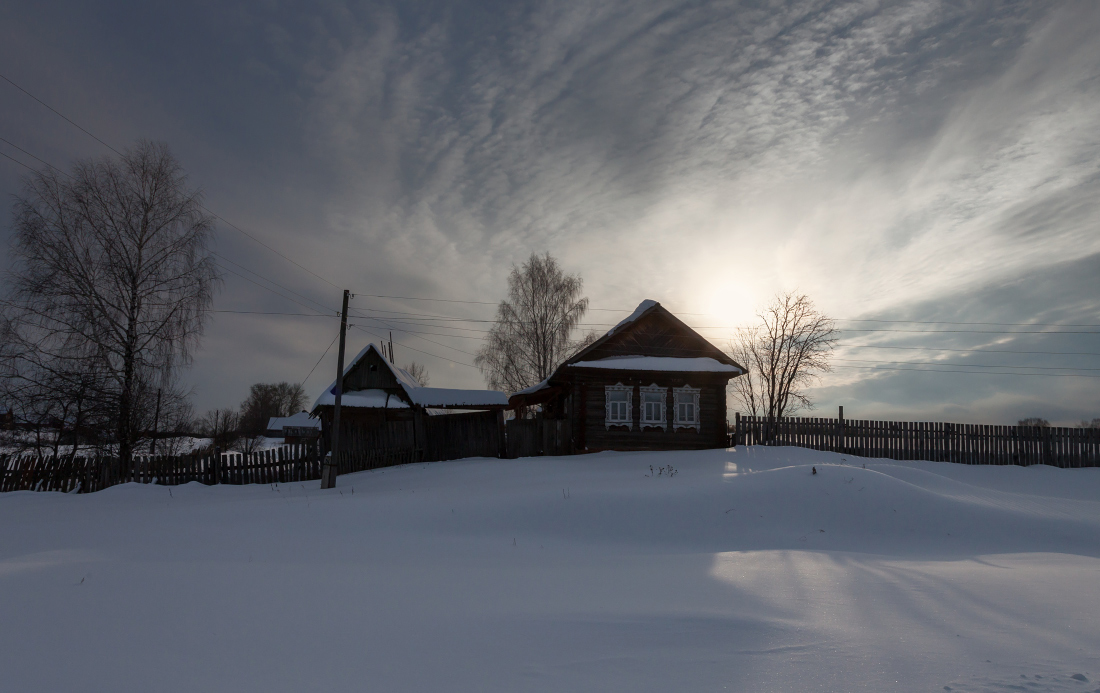 photo "***" tags: landscape, snow, sunset, winter, деревья, забор, избушка, сугробы