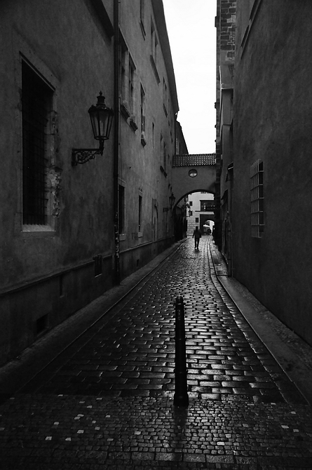 photo "Улица, фигура и столбик" tags: black&white, Prag, Prague, Praha