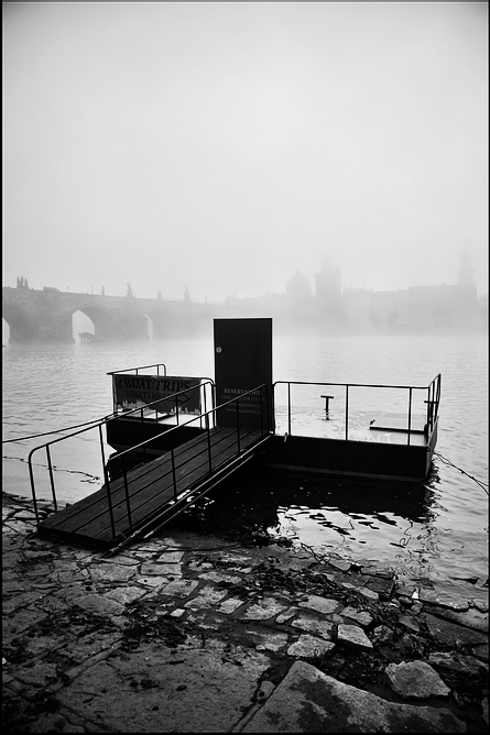 photo "Туман и причал" tags: black&white, Prag, Prague, Praha